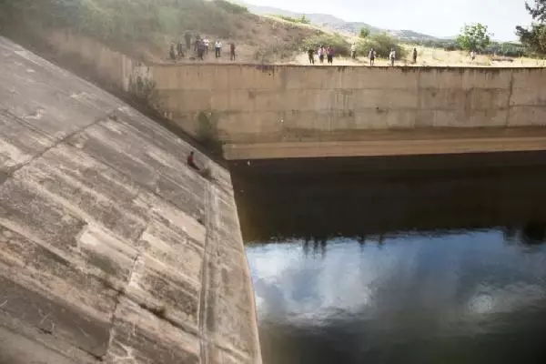 Mucize kurtuluş! 16 yaşındaki genç, otlara tutunarak hayatta kaldı