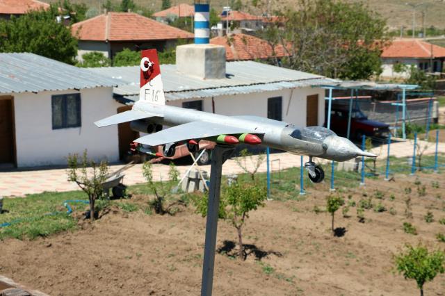 Yozgatlı vatandaş yaptığı F-16 maketini 5 bin TL'ye satışa çıkardı
