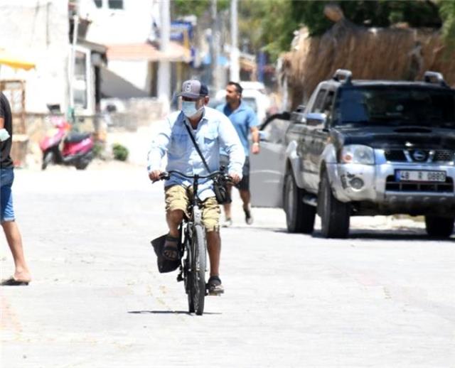 Bisikleti bozulunca yolda kalan Şener Şen'in yardımına esnaf koştu