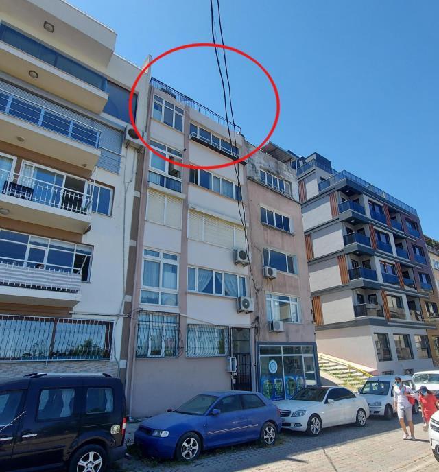Silahını gösteren ve 'Buna mermi doldurup, üzerinize boşaltacağım' diyen erkek arkadaşının terasından düştü Silahını gösteren ve 'Buna mermi doldurup, üzerinize boşaltacağım' diyen erkek arkadaşının terasından düştü