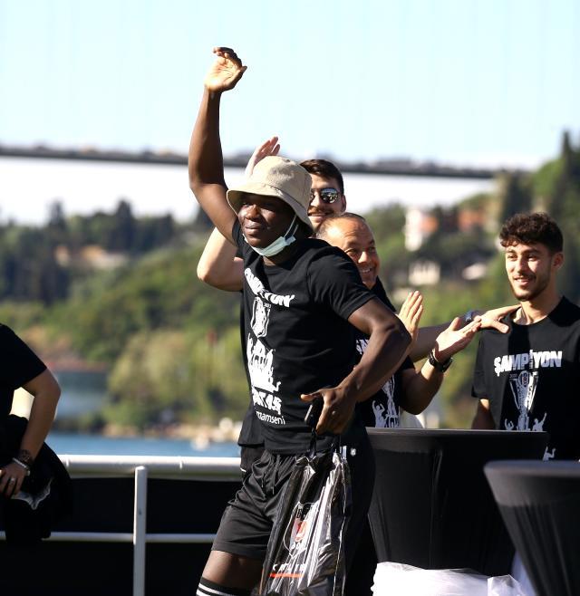 Beşiktaş motorları maviliklere sürdü! Siyah-beyazlıların şampiyonluk kutlamaları başladı