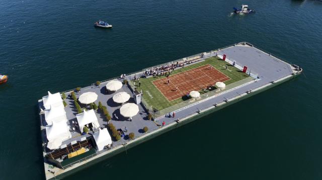Eşiyle birlikte Haliç üstünde tenis oynayarak 19 Mayıs'ı kutlayan İmamoğlu: İstanbul, geleceğe umutla bakan gençlerin şehridir