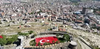 Nevşehir'de 102 genç dev Türk Bayrağını, Nevşehir Kalesine taşıdı