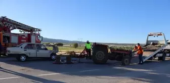 Burdur'da otomobille traktörün çarpışması sonucu 2 kişi yaralandı