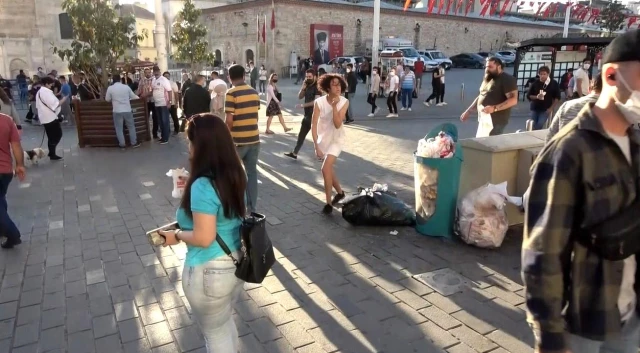 Faslı turist kadın Taksim Meydanı'nda soyunarak çırılçıplak dolaştı