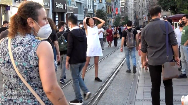 Faslı turist kadın Taksim Meydanı'nda soyunarak çırılçıplak dolaştı