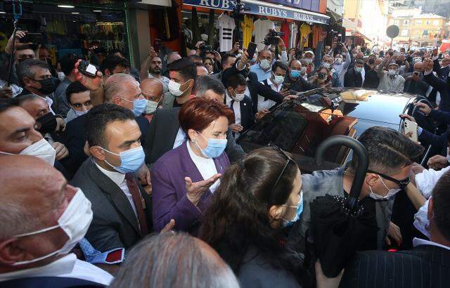 Meral Akşener, eylem yapan köylüleri ziyaret etmek için gittiği İkizdere'nin ardından Çayeli'nde de protestoyla karşılaştı Meral Akşener, eylem yapan köylüleri ziyaret etmek için gittiği İkizdere'nin ardından Çayeli'nde de protestoyla karşılaştı