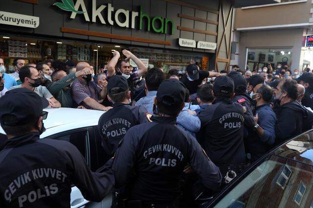 Meral Akşener, eylem yapan köylüleri ziyaret etmek için gittiği İkizdere'nin ardından Çayeli'nde de protestoyla karşılaştı Meral Akşener, eylem yapan köylüleri ziyaret etmek için gittiği İkizdere'nin ardından Çayeli'nde de protestoyla karşılaştı
