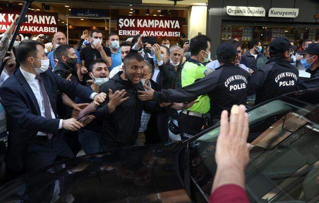 Meral Akşener, eylem yapan köylüleri ziyaret etmek için gittiği İkizdere'nin ardından Çayeli'nde de protestoyla karşılaştı Meral Akşener, eylem yapan köylüleri ziyaret etmek için gittiği İkizdere'nin ardından Çayeli'nde de protestoyla karşılaştı