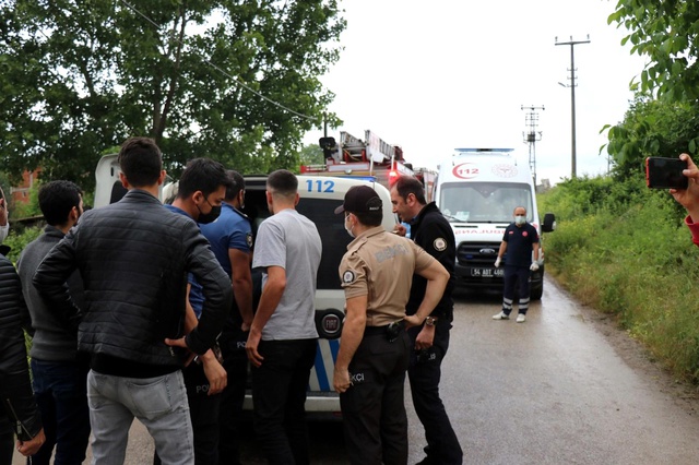 Kızdığı eşinin elbiselerini yakıp, kendisini eve kilitledi Kızdığı eşinin elbiselerini yakıp, kendisini eve kilitledi