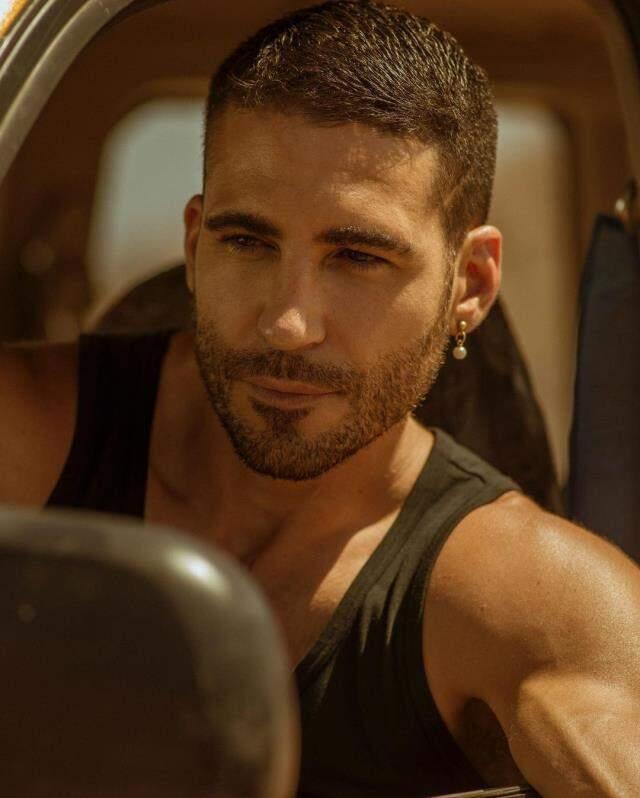 Sense8 dizisinin yıldızı Miguel Angel Silvestre'den Hande Erçel'in teklifine olumlu yanıt