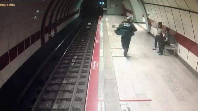 Taksim'de metro raylarına atlayan kadın, dün de 15 Temmuz Köprüsü'nden atlamaya çalışmış Taksim'de metro raylarına atlayan kadın, dün de 15 Temmuz Köprüsü'nden atlamaya çalışmış