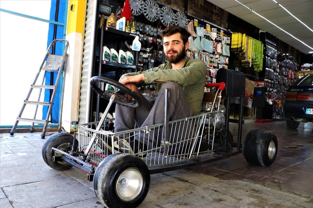 Gören şaşırıp kalıyor! Alışveriş sepetinden 120 kilometre hız yapabilen araç yaptı Gören şaşırıp kalıyor! Alışveriş sepetinden 120 kilometre hız yapabilen araç yaptı