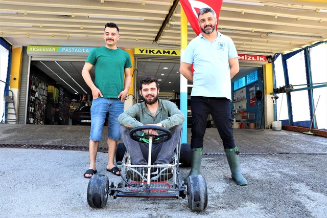 Gören şaşırıp kalıyor! Alışveriş sepetinden 120 kilometre hız yapabilen araç yaptı Gören şaşırıp kalıyor! Alışveriş sepetinden 120 kilometre hız yapabilen araç yaptı