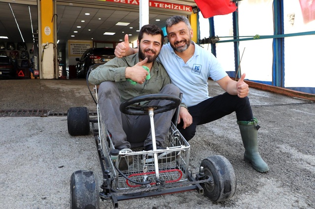 Gören şaşırıp kalıyor! Alışveriş sepetinden 120 kilometre hız yapabilen araç yaptı Gören şaşırıp kalıyor! Alışveriş sepetinden 120 kilometre hız yapabilen araç yaptı