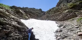 Amanos Dağları'nın yüksek kesimlerindeki kar kalıntıları ilgi görüyor