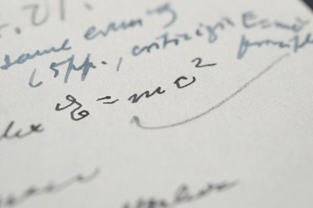Einstein'ın kendi el yazması mektubu 10 milyon TL'ye satıldı: Pahalı olmasının sebebi içindeki formülde saklı