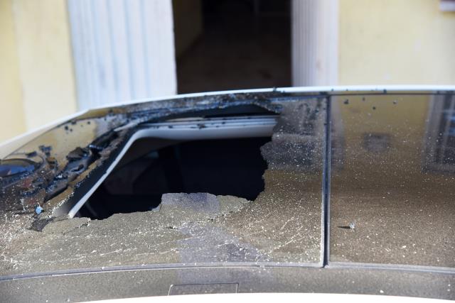 Sevgilisiyle kavga eden kadın, ikinci kattan lüks aracın cam tavanına düştü