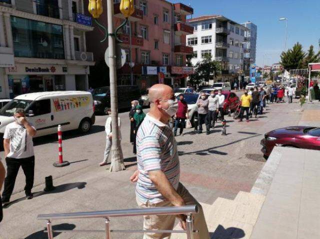 Görüntüler sokağa çıkma yasağının olduğu bugün kaydedildi! Vatandaş sıcak ekmek için uzun kuyruklar oluşturdu Görüntüler sokağa çıkma yasağının olduğu bugün kaydedildi! Vatandaş sıcak ekmek için uzun kuyruklar oluşturdu