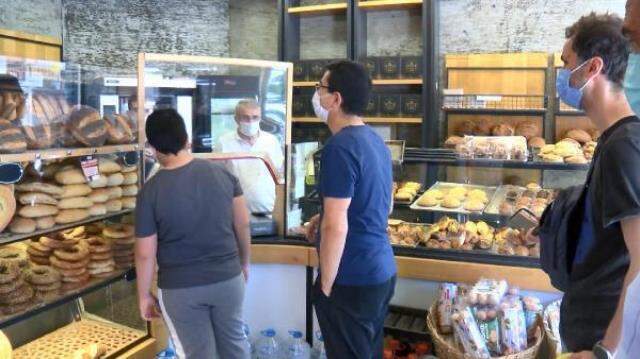 Görüntüler sokağa çıkma yasağının olduğu bugün kaydedildi! Vatandaş sıcak ekmek için uzun kuyruklar oluşturdu Görüntüler sokağa çıkma yasağının olduğu bugün kaydedildi! Vatandaş sıcak ekmek için uzun kuyruklar oluşturdu