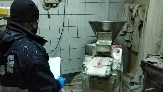 Hamur kesme makinasına elini kaptırdı, fırında korku dolu anlar yaşandı! Hamur kesme makinasına elini kaptırdı, fırında korku dolu anlar yaşandı!