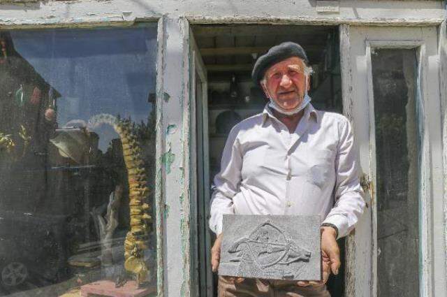 Mardin'de volkanik dağın eteklerinden toplayarak hazırladığı tabletlerin tanesini 1000 liradan satıyor Mardin'de volkanik dağın eteklerinden toplayarak hazırladığı tabletlerin tanesini 1000 liradan satıyor