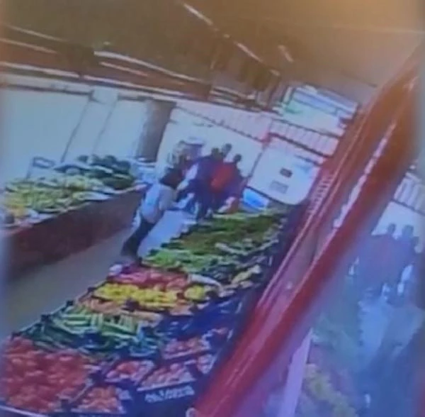 Markete giren müşteri 'maske takın' diyen market çalışanının burnunu kırdı