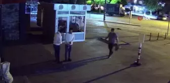 Yoldan geçenlerin sigarasını yaktı, elektrikli motosikleti çaldı...O anlar kamerada