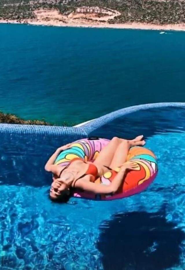 Art arda tatil pozlarını paylaşan Demet Özdemir, siyah mayolu fotoğrafıyla hayran bırakıyor Art arda tatil pozlarını paylaşan Demet Özdemir, siyah mayolu fotoğrafıyla hayran bırakıyor
