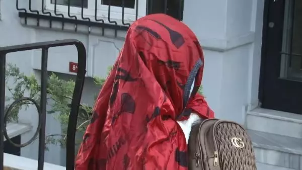 İstanbul bu gizemli kadını konuşuyor! 5 gündür aynı duvarda oturuyor
