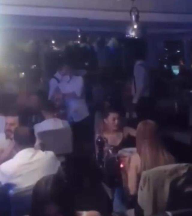 Kısıtlamada otel terasında meşaleli doğum günü partisi kamerada