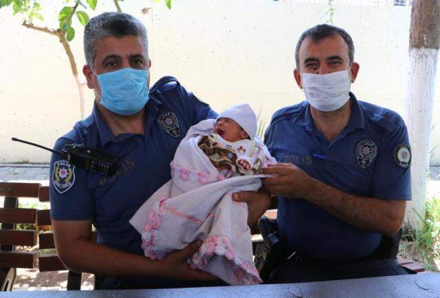 'Maviş' bebek kaldırıma terk edilmeye böyle götürüldü 'Maviş' bebek kaldırıma terk edilmeye böyle götürüldü