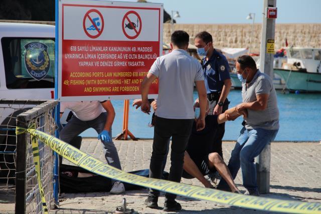 Denizden çıkarılan cansız bedenin annesine ait olduğunu gördü, gözyaşlarına boğuldu Denizden çıkarılan cansız bedenin annesine ait olduğunu gördü, gözyaşlarına boğuldu