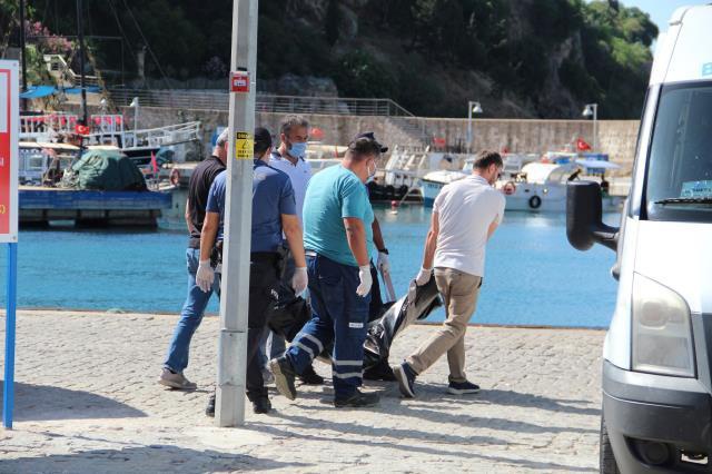 Denizden çıkarılan cansız bedenin annesine ait olduğunu gördü, gözyaşlarına boğuldu Denizden çıkarılan cansız bedenin annesine ait olduğunu gördü, gözyaşlarına boğuldu