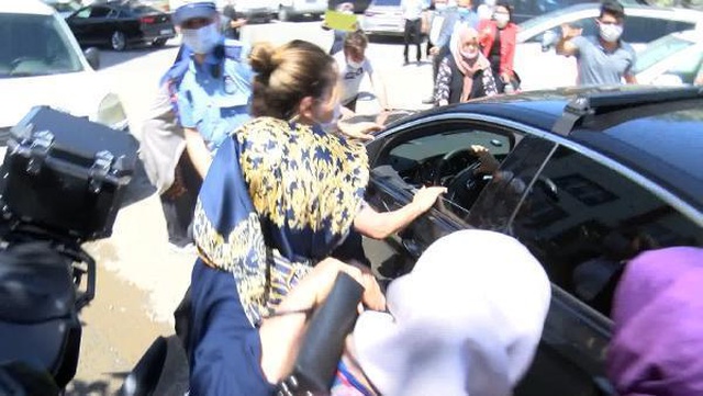 Ekrem İmamoğlu'nu protesto etmek isteyen bir grup makam aracına saldırdı! Saldırıda bir kadın yaralandı Ekrem İmamoğlu'nu protesto etmek isteyen bir grup makam aracına saldırdı! Saldırıda bir kadın yaralandı