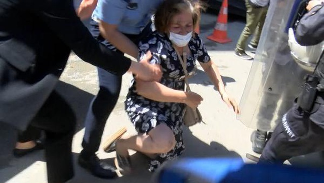 Ekrem İmamoğlu'nu protesto etmek isteyen bir grup makam aracına saldırdı! Saldırıda bir kadın yaralandı Ekrem İmamoğlu'nu protesto etmek isteyen bir grup makam aracına saldırdı! Saldırıda bir kadın yaralandı