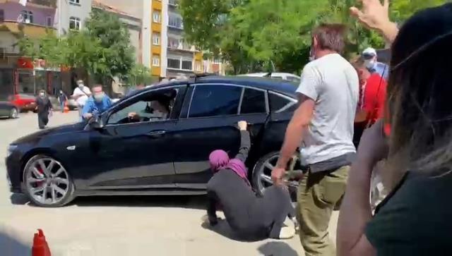 Ekrem İmamoğlu'nu protesto etmek isteyen bir grup makam aracına saldırdı! Saldırıda bir kadın yaralandı Ekrem İmamoğlu'nu protesto etmek isteyen bir grup makam aracına saldırdı! Saldırıda bir kadın yaralandı