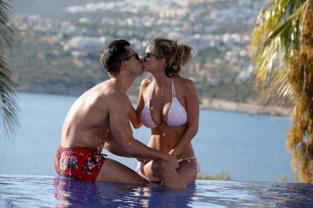 Ünlü modele ahlaksız teklif! Tek gece için 2.4 milyon TL teklif ettiler Ünlü modele ahlaksız teklif! Tek gece için 2.4 milyon TL teklif ettiler