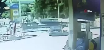 Yolun karşısına geçmek isteyen adama otomobil böyle çarptı: 1 yaralı