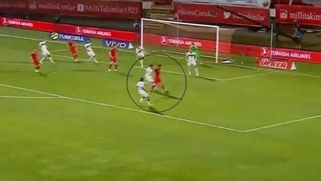 Milli Takım'ın yediği golün faturası ilk kez Ay-Yıldızlı formayı giyen Altay ve Rıdvan'a kesildi