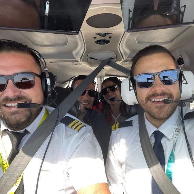 Oyuncuyken pilot olan Ümit Erdim, ilk yolculuğunda ünlü isimleri uçurdu