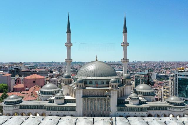 Cumhurbaşkanı Erdoğan 27 yıl önce yerini işaret ettiği Taksim'deki cami bugün açılıyor
