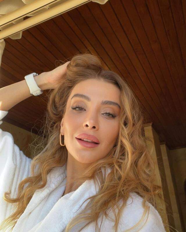 Değişimiyle çok konuşulan Özge Ulusoy, ilk estetik ameliyatı yaptırdı Değişimiyle çok konuşulan Özge Ulusoy, ilk estetik ameliyatı yaptırdı