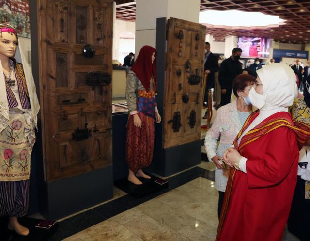Emine Erdoğan, geliri Filistinli çocuklara bağışlanacak dönüşüm pazarını ziyaret etti Emine Erdoğan, geliri Filistinli çocuklara bağışlanacak dönüşüm pazarını ziyaret etti