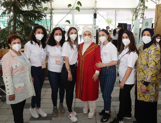 Emine Erdoğan, geliri Filistinli çocuklara bağışlanacak dönüşüm pazarını ziyaret etti Emine Erdoğan, geliri Filistinli çocuklara bağışlanacak dönüşüm pazarını ziyaret etti