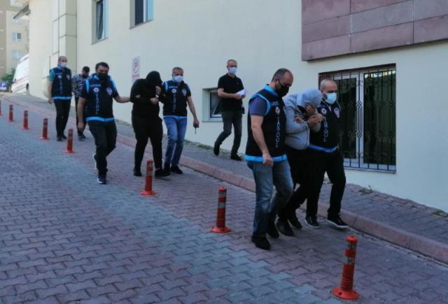 Hayrete düşüren görüntüler! 72 milyon TL'lik vurgun yapıp paralarla kadınların sigaralarını yaktılar Hayrete düşüren görüntüler! 72 milyon TL'lik vurgun yapıp paralarla kadınların sigaralarını yaktılar
