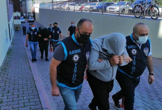 Hayrete düşüren görüntüler! 72 milyon TL'lik vurgun yapıp paralarla kadınların sigaralarını yaktılar Hayrete düşüren görüntüler! 72 milyon TL'lik vurgun yapıp paralarla kadınların sigaralarını yaktılar