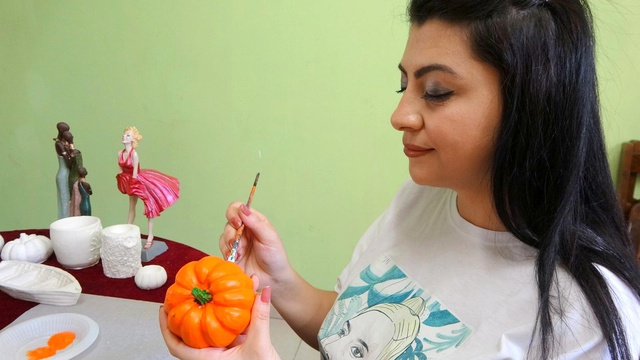 İnternetten sattığı alçı saksı ile hayatı değişti İnternetten sattığı alçı saksı ile hayatı değişti