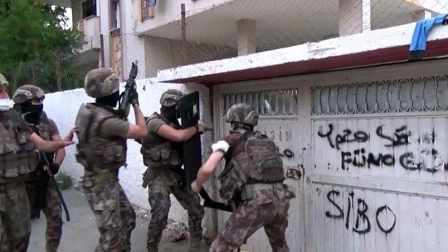 Adana'da Cono aşiretine bin polisle operasyon! Otobanda cinsel ilişki vaadiyle kandırıp, onlarca kişiyi tenha yerde gasbetmişler