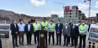 Bakan Kurum, depremzedeler için yapılan konutlarda incelemelerde bulundu